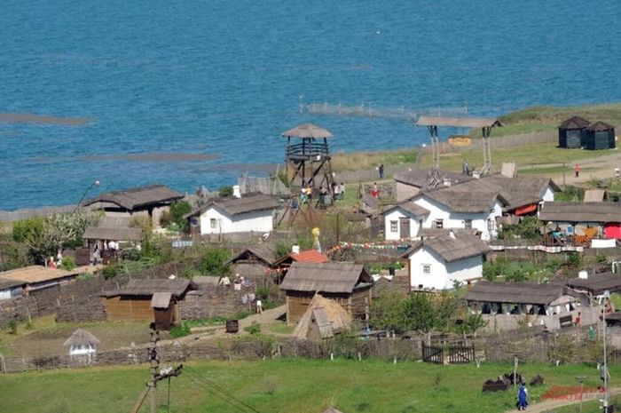 Именно к этим берегам Тамани в 1792 году причалили первые казаки-черноморцы. В память о тех событиях здесь открыт Выставочный комплекс Атамань